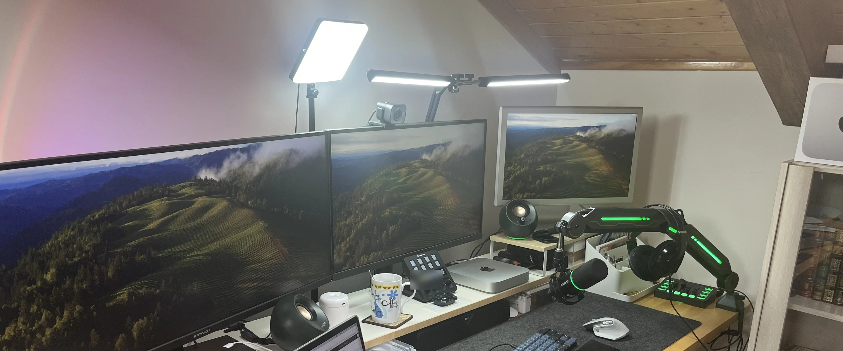 El estudio de programación y diseño de JPC: tres monitores, portátil, micrófono y mesa de trabajo.