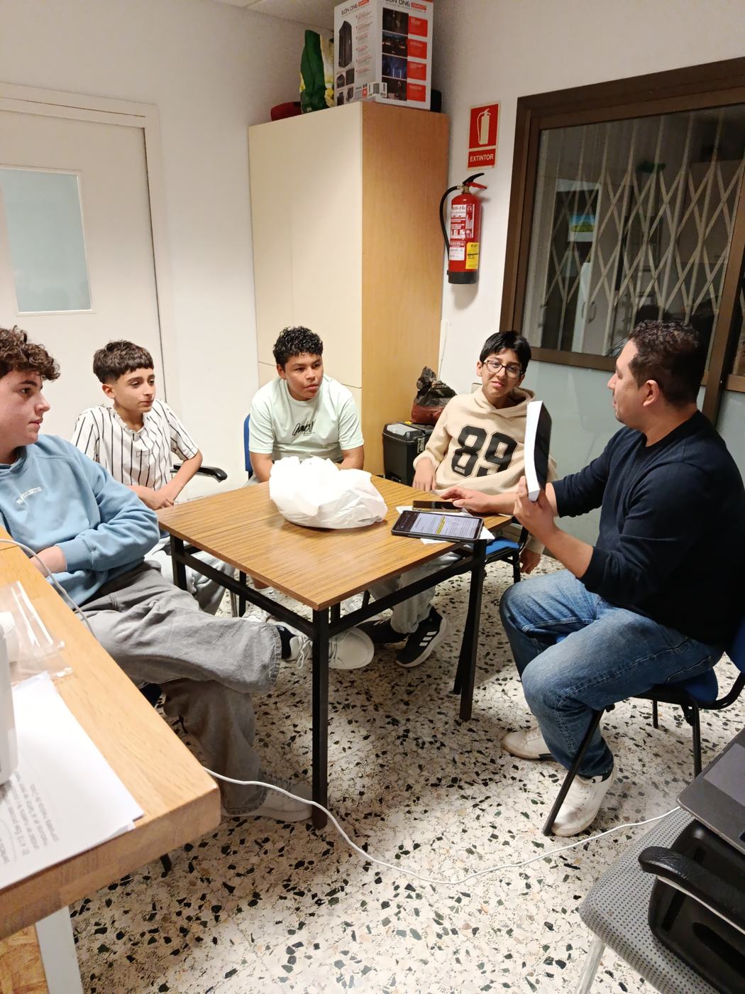 El grupo de Ados, alrededor de una mesa