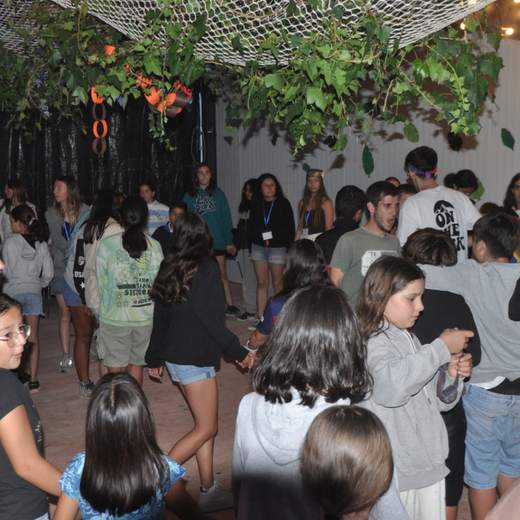 Noche de juegos en el campamento 🌙