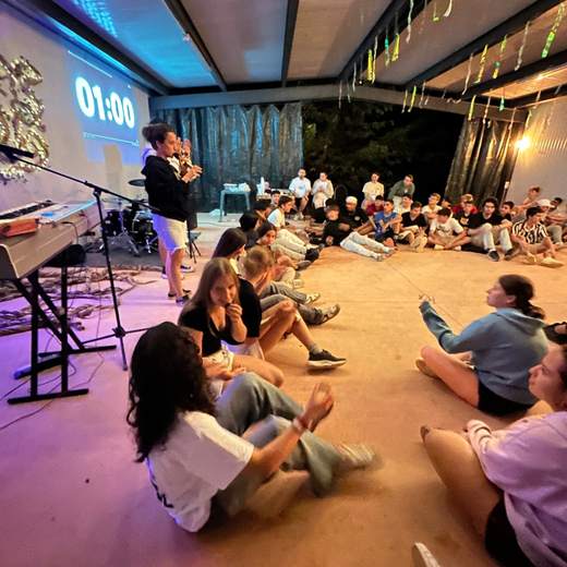 Momento de alabanza junto al escenario 🎤