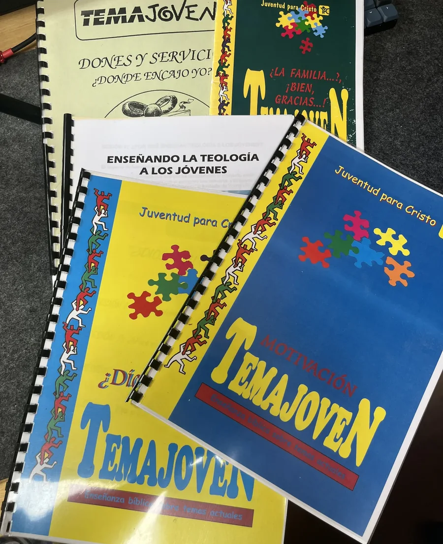 Cuadernos de TEMAJOVEN de los años noventa. «Dones y servicio» es hoy la competencia Trabajar; «Motivación», Sentir; «La familia», Amar.