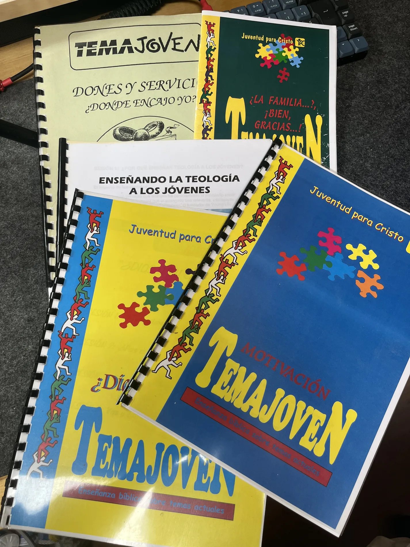 Cuadernos originales de TEMAJOVEN de los años noventa, anillados, con los títulos Motivación, Dones y servicio y La familia